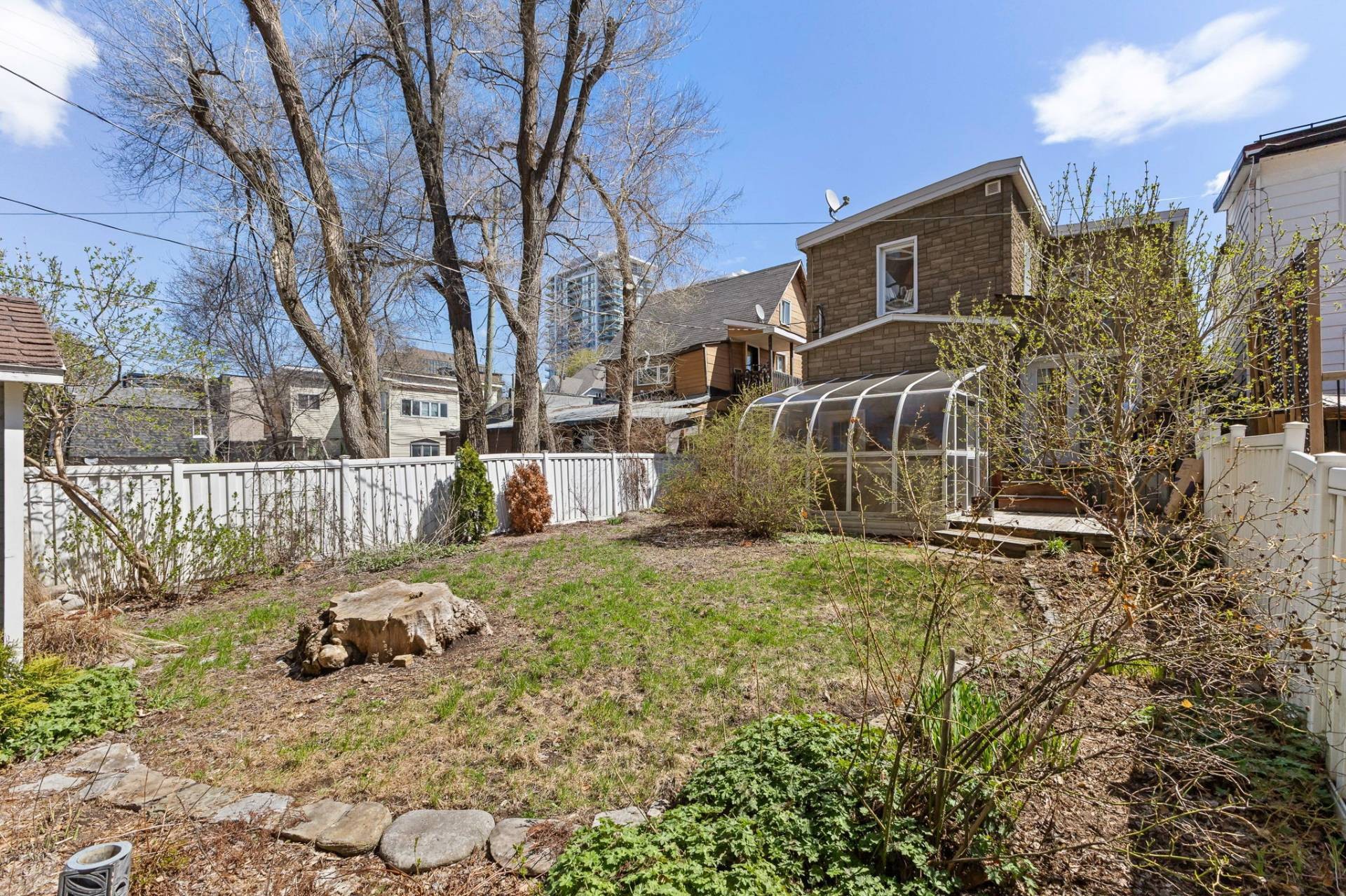 









267


Rue Champlain

,
Gatineau (Hull),




QC
J8X3R9

