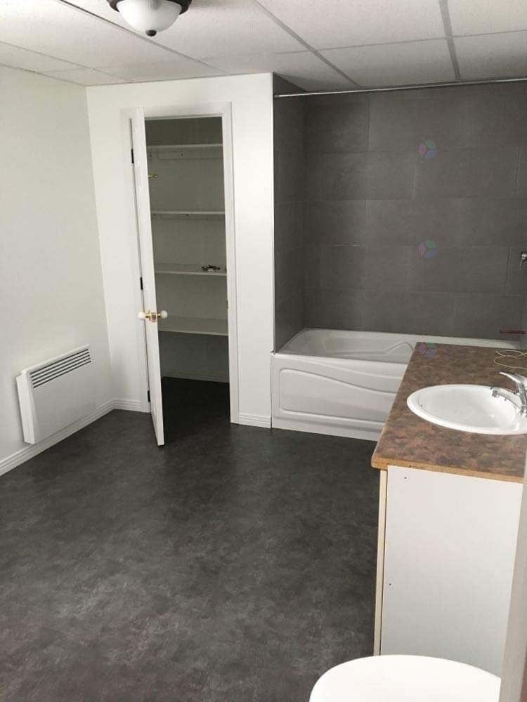 









289


Av. Cartier

,
Sept-Îles,




QC
G4R2T3


