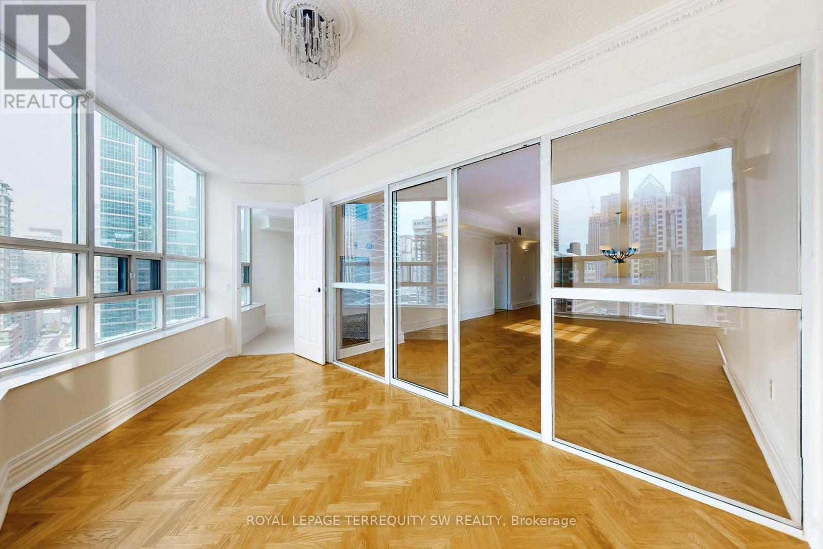 












2001 - 71 SIMCOE STREET

,
Toronto,




Ontario
M5J2S9

