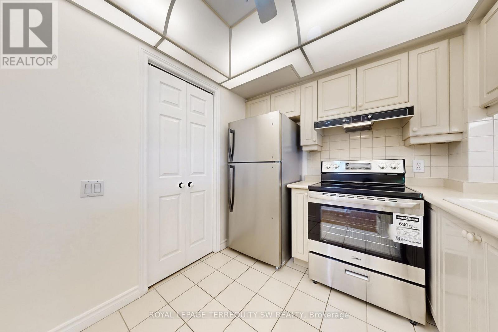 












2001 - 71 SIMCOE STREET

,
Toronto,




Ontario
M5J2S9

