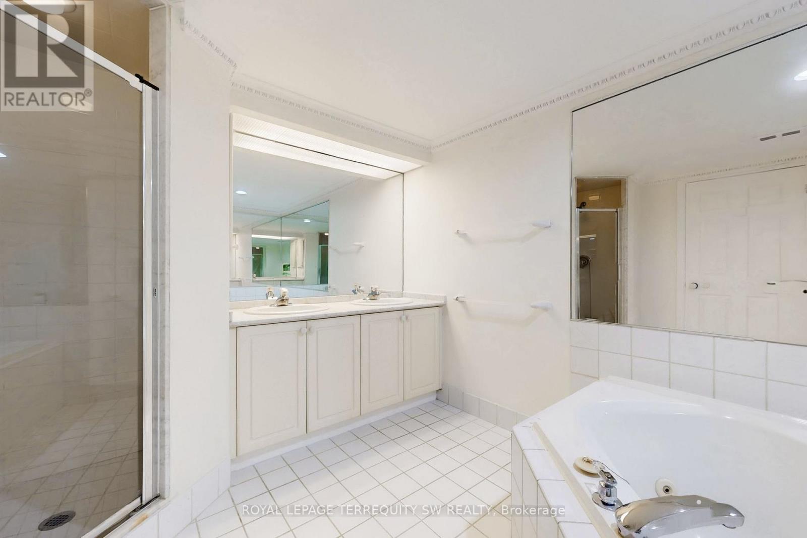 












2001 - 71 SIMCOE STREET

,
Toronto,




Ontario
M5J2S9

