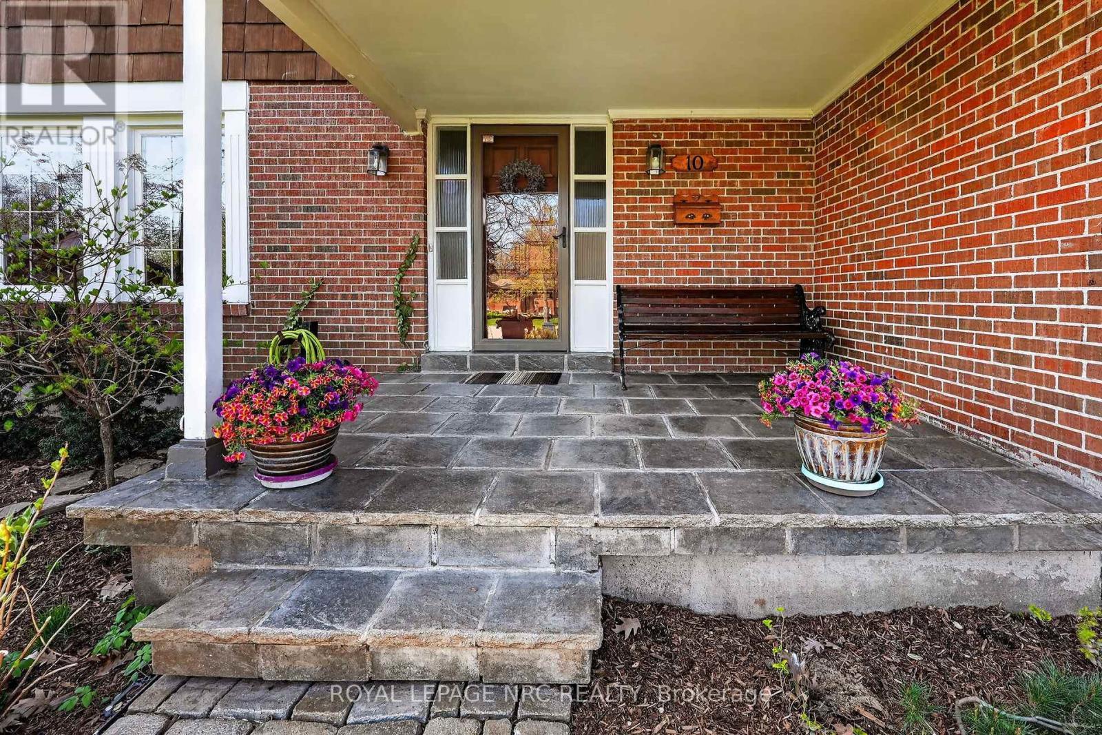 












10 BRIARFIELD CRESCENT

,
St. Catharines (Glendale/Glenridge),




Ontario
L2T3T5

