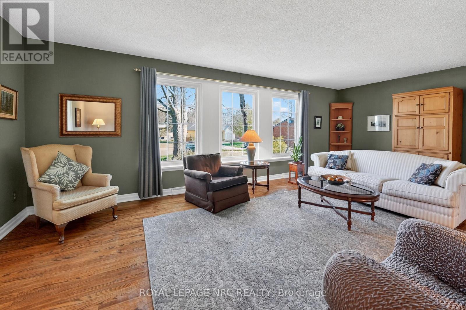 












10 BRIARFIELD CRESCENT

,
St. Catharines (Glendale/Glenridge),




Ontario
L2T3T5

