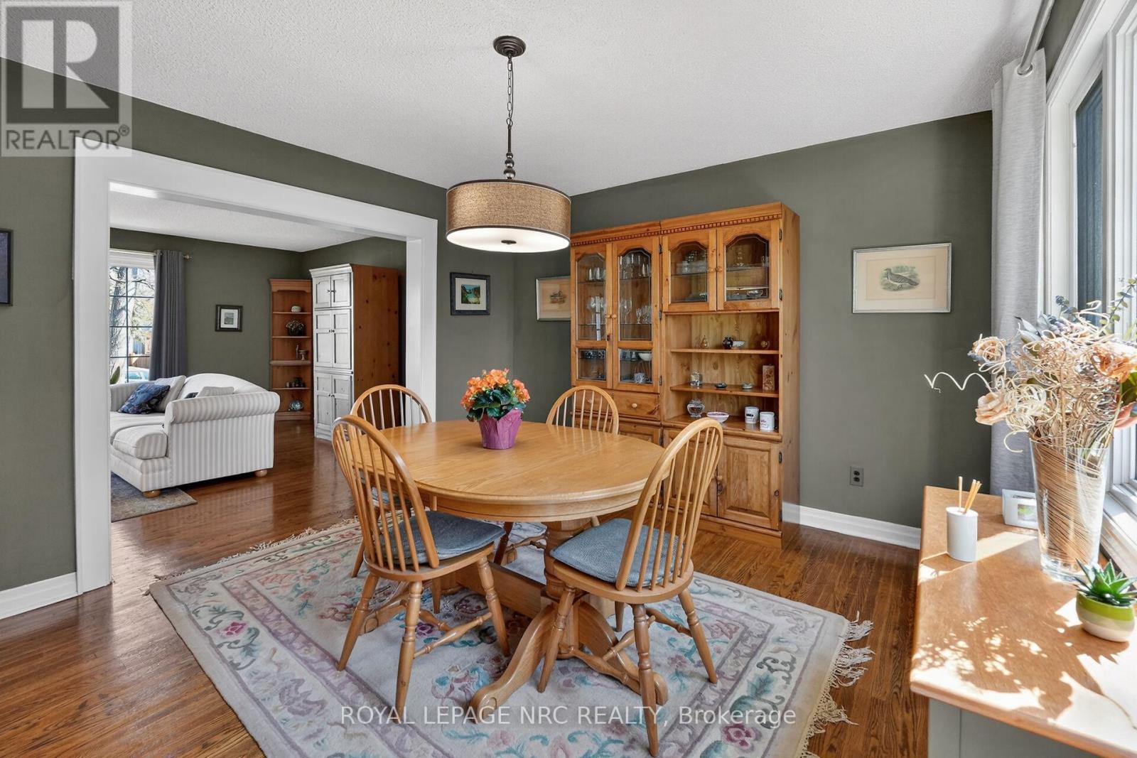












10 BRIARFIELD CRESCENT

,
St. Catharines (Glendale/Glenridge),




Ontario
L2T3T5

