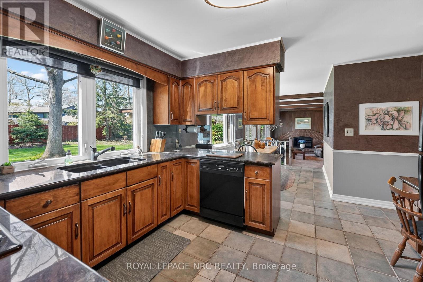 












10 BRIARFIELD CRESCENT

,
St. Catharines (Glendale/Glenridge),




Ontario
L2T3T5

