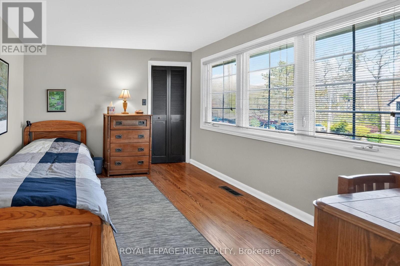 












10 BRIARFIELD CRESCENT

,
St. Catharines (Glendale/Glenridge),




Ontario
L2T3T5

