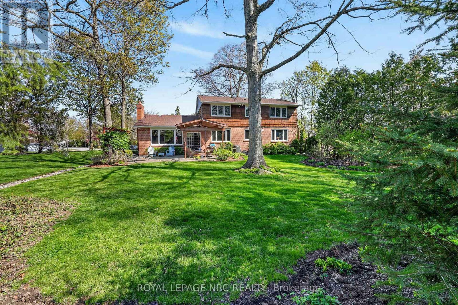












10 BRIARFIELD CRESCENT

,
St. Catharines (Glendale/Glenridge),




Ontario
L2T3T5

