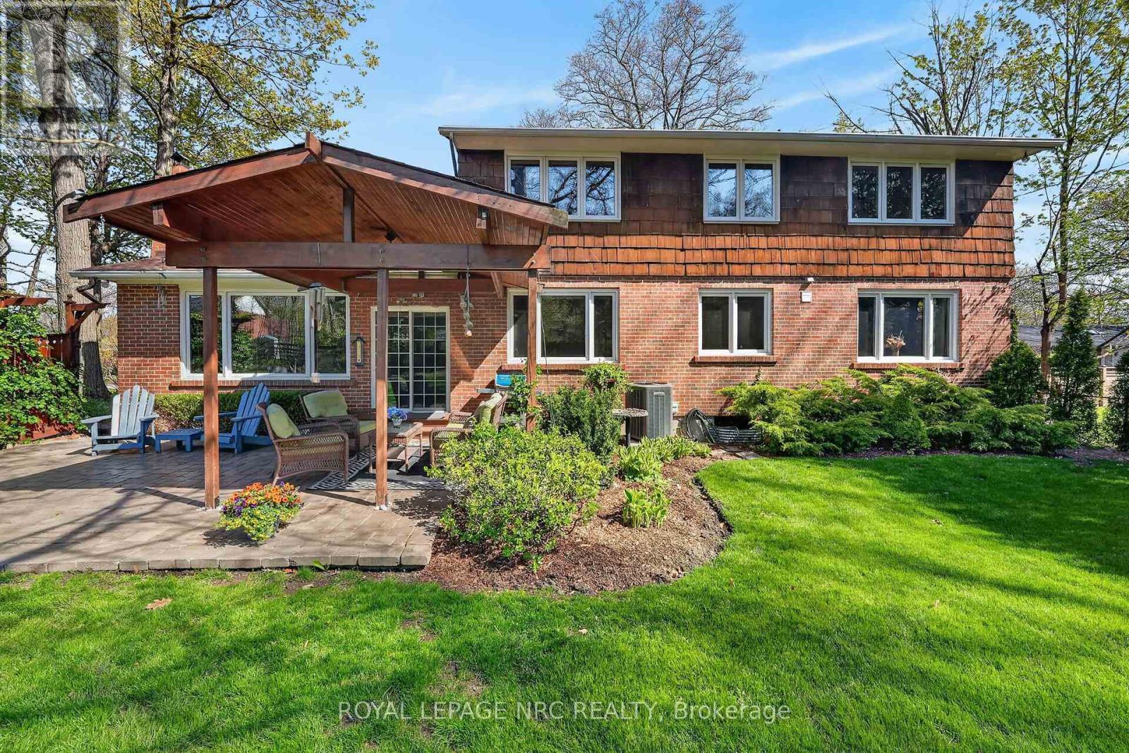 












10 BRIARFIELD CRESCENT

,
St. Catharines (Glendale/Glenridge),




Ontario
L2T3T5

