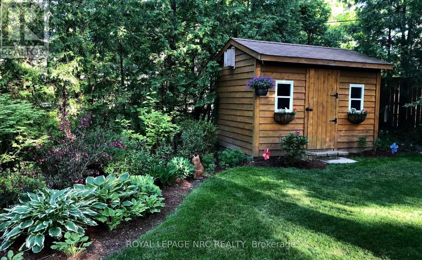 












10 BRIARFIELD CRESCENT

,
St. Catharines (Glendale/Glenridge),




Ontario
L2T3T5

