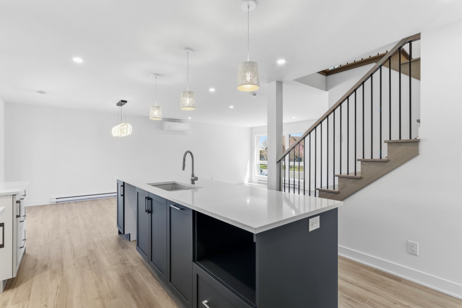









6


20e Avenue

,
Beauharnois,




QC
J6N0E7

