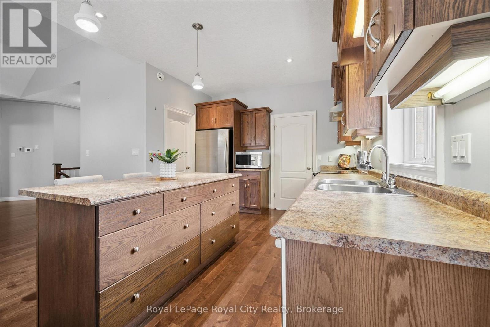 












60A EASTVIEW ROAD

,
Guelph (Grange Road),




Ontario
N1E1Z6


