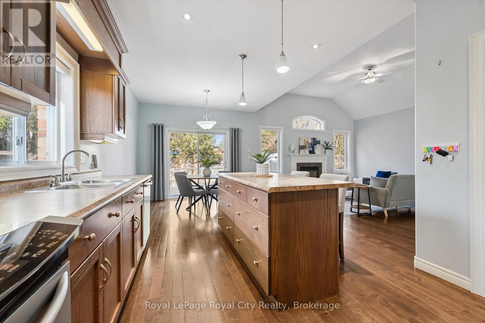 












60A EASTVIEW ROAD

,
Guelph (Grange Road),




Ontario
N1E1Z6

