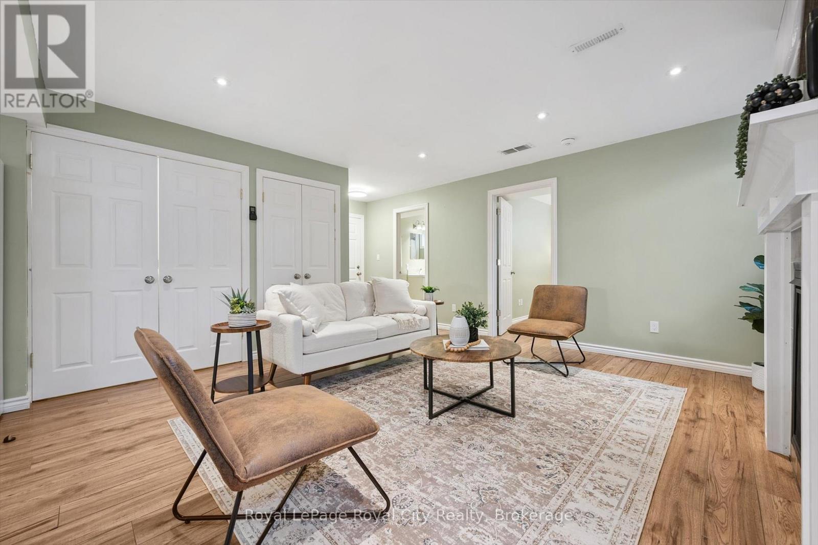 












60A EASTVIEW ROAD

,
Guelph (Grange Road),




Ontario
N1E1Z6

