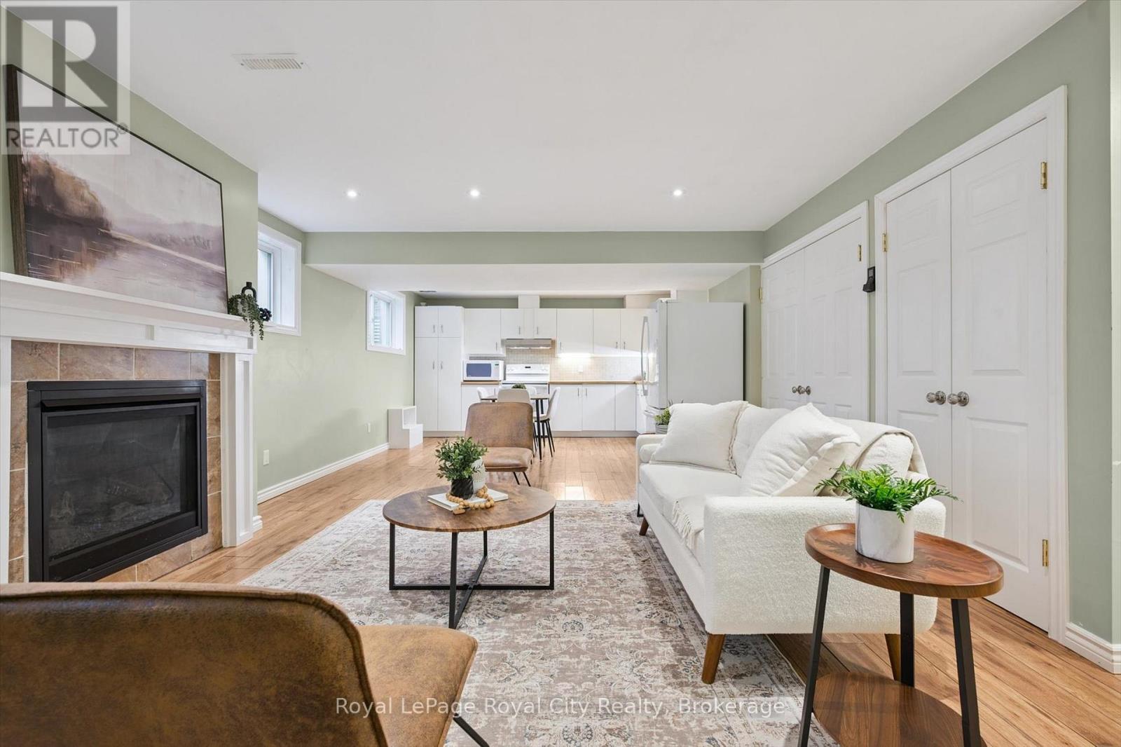 












60A EASTVIEW ROAD

,
Guelph (Grange Road),




Ontario
N1E1Z6

