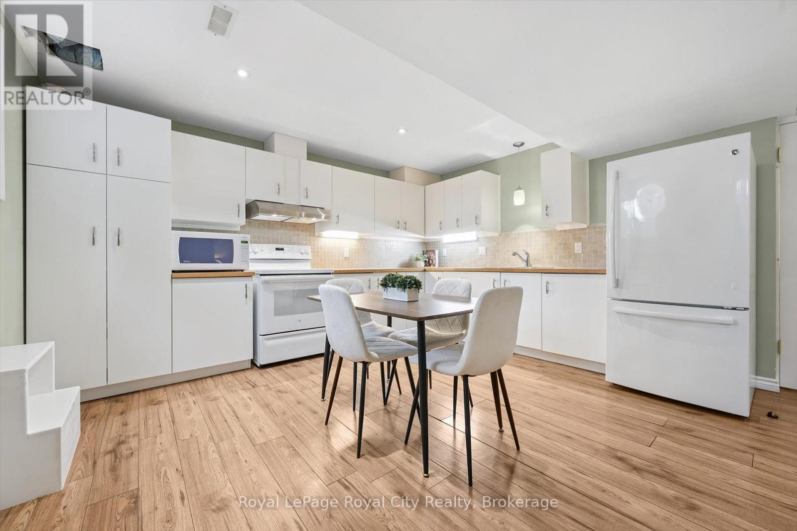 












60A EASTVIEW ROAD

,
Guelph (Grange Road),




Ontario
N1E1Z6

