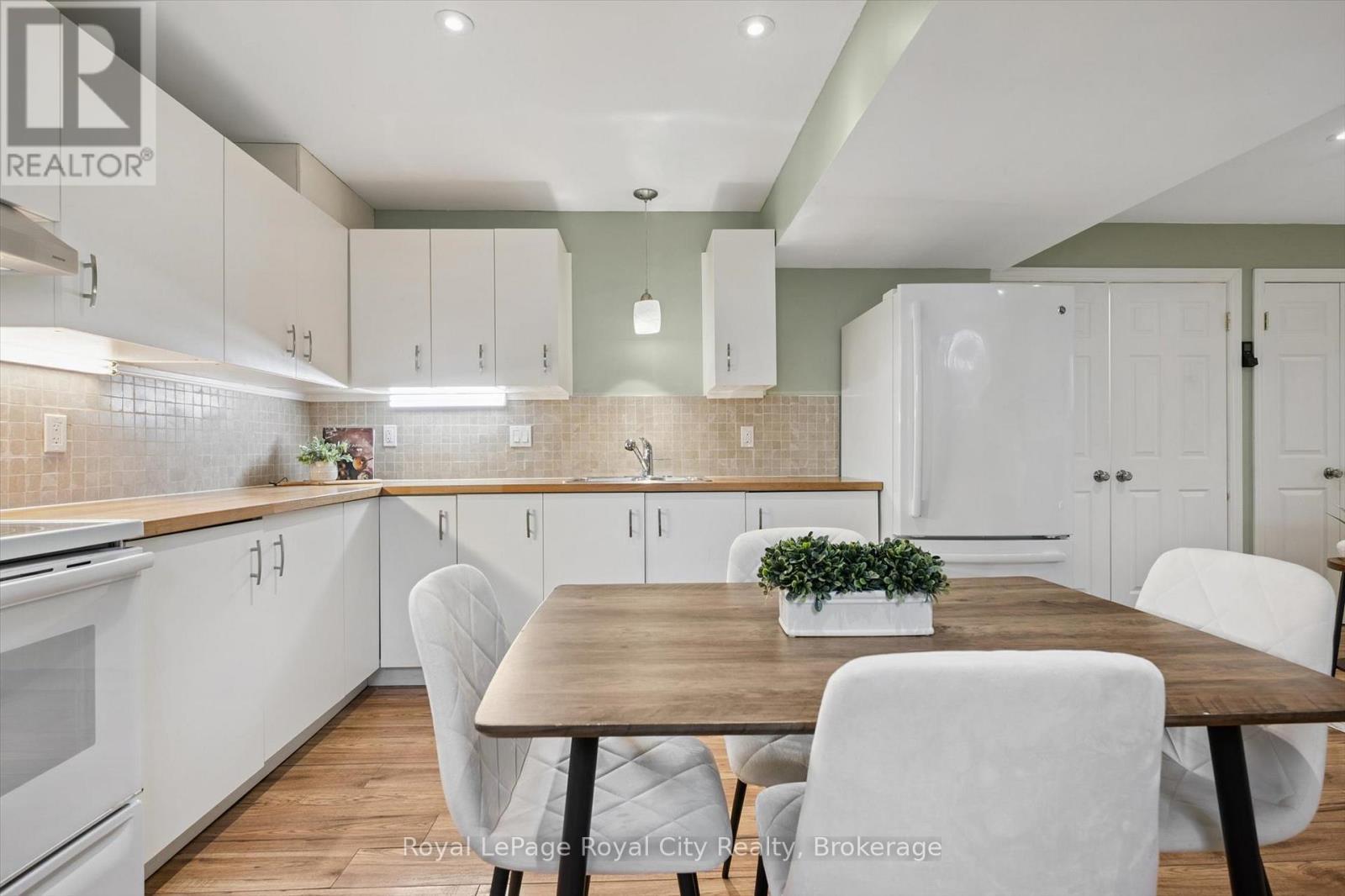 












60A EASTVIEW ROAD

,
Guelph (Grange Road),




Ontario
N1E1Z6


