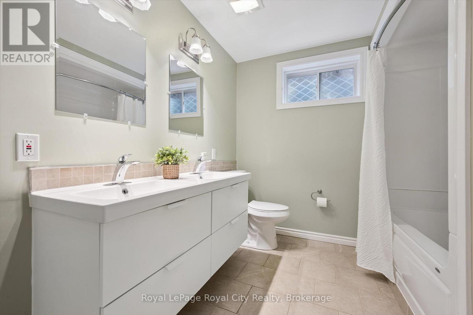 












60A EASTVIEW ROAD

,
Guelph (Grange Road),




Ontario
N1E1Z6

