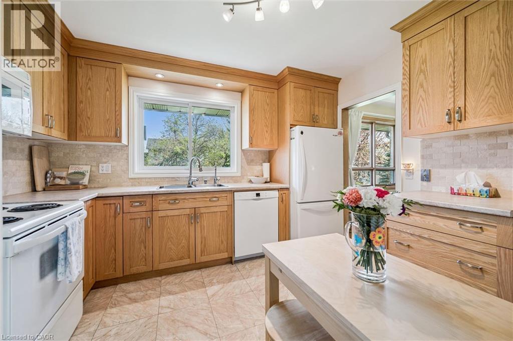 












39 CHARLOTTE Crescent

,
Kitchener,




Ontario
N2B2K2


