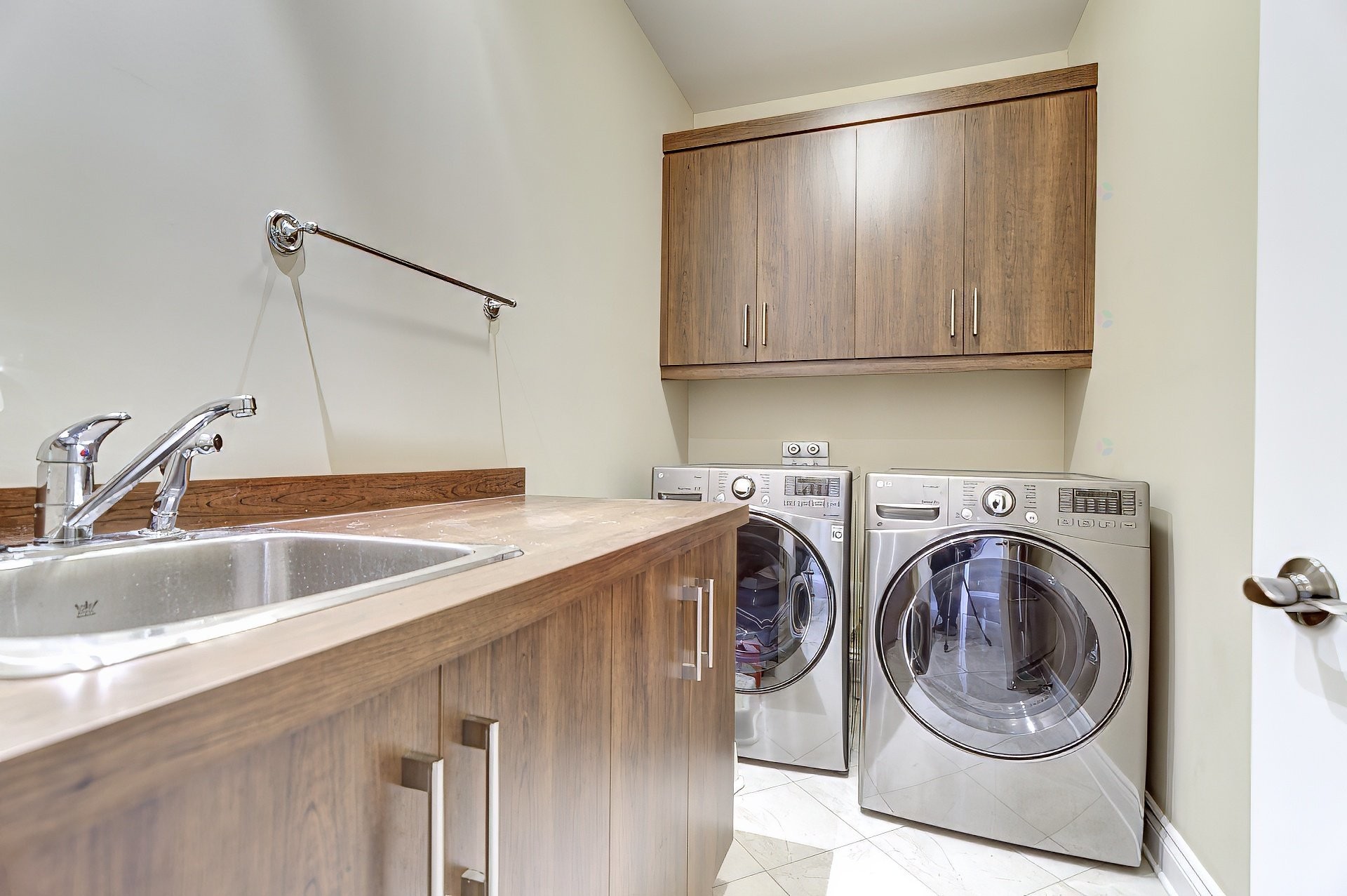 









8085


Rue de Lausanne

,
Brossard,




QC
J4Y0K3

