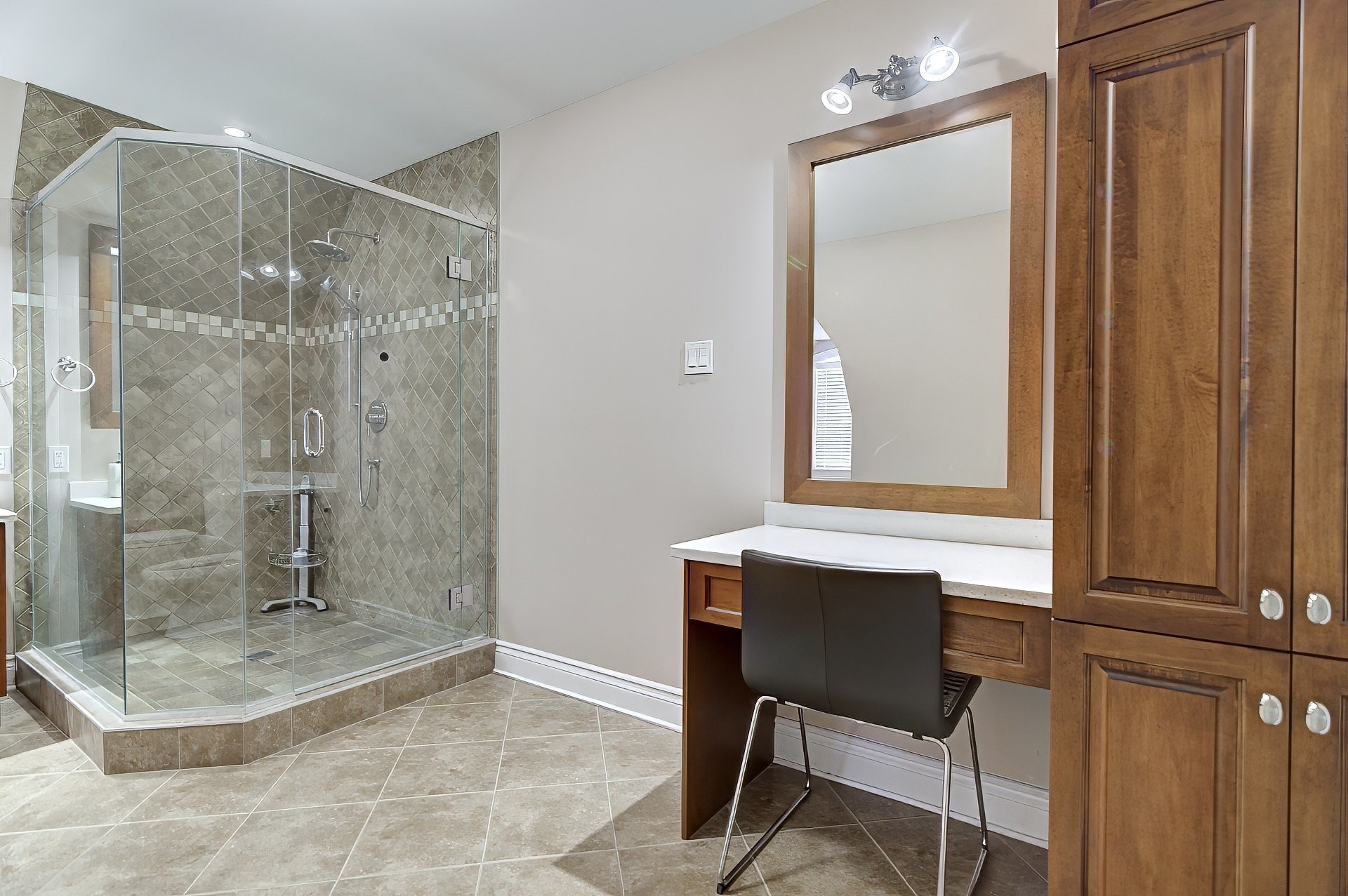 









8085


Rue de Lausanne

,
Brossard,




QC
J4Y0K3

