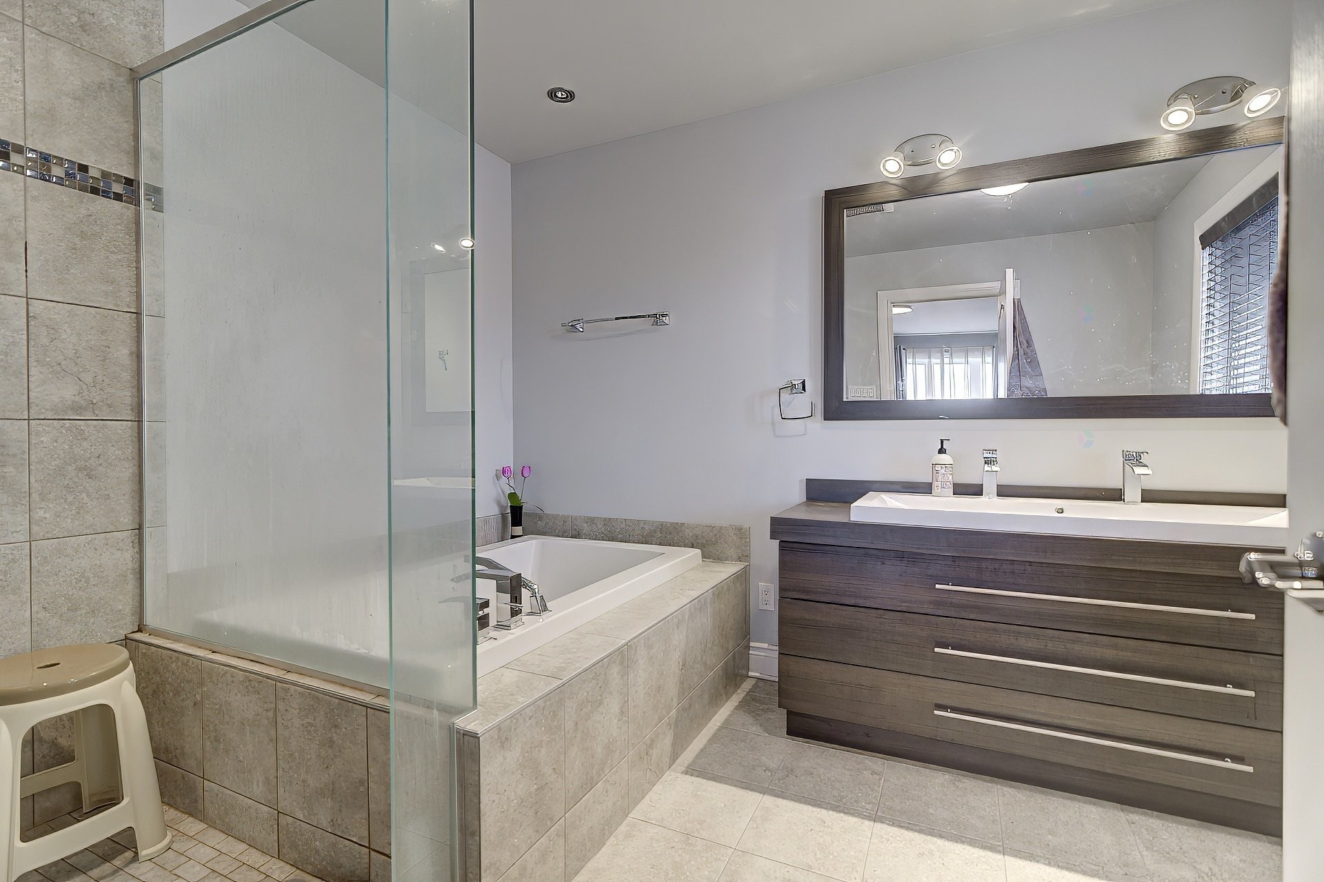 









8085


Rue de Lausanne

,
Brossard,




QC
J4Y0K3

