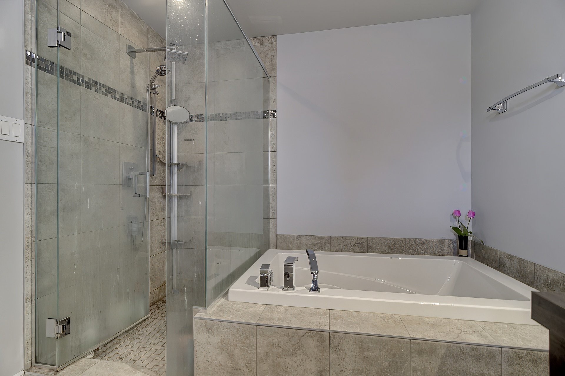 









8085


Rue de Lausanne

,
Brossard,




QC
J4Y0K3

