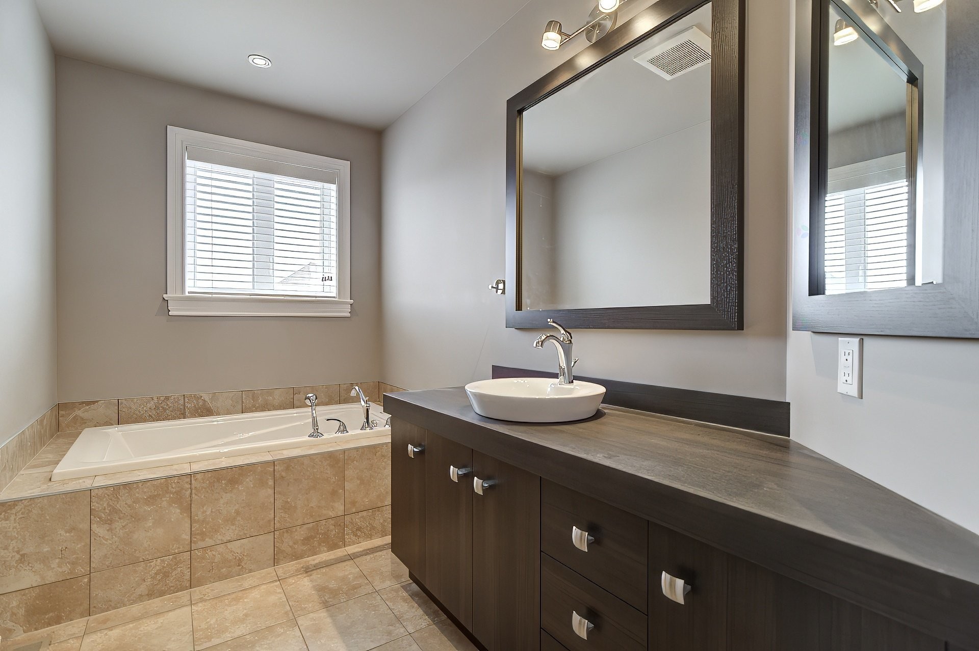 









8085


Rue de Lausanne

,
Brossard,




QC
J4Y0K3

