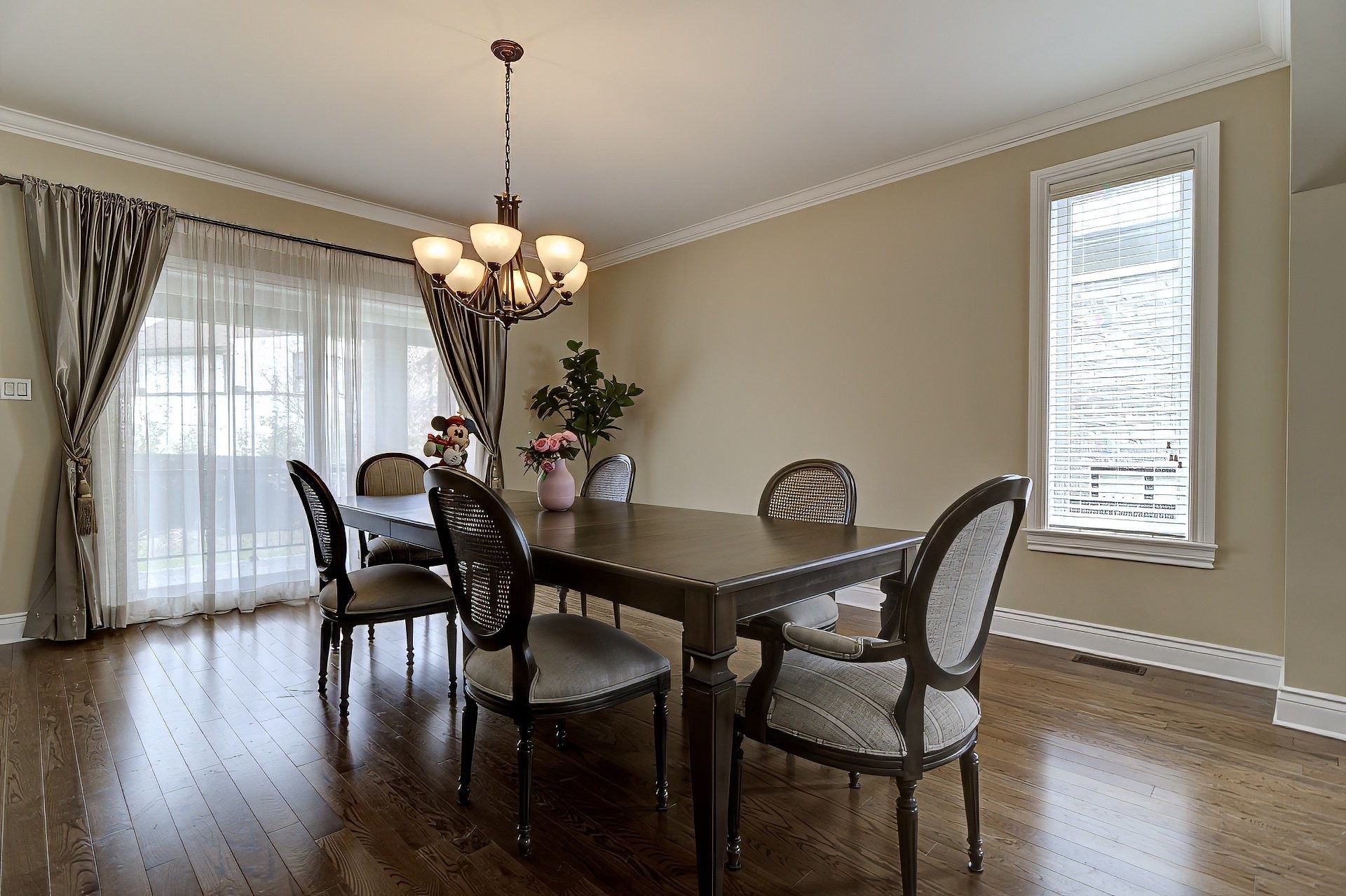 









8085


Rue de Lausanne

,
Brossard,




QC
J4Y0K3

