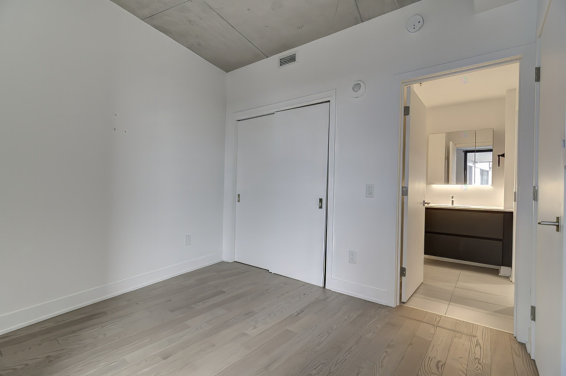 









1150


Boul. René-Lévesque E.

, 523,
Montréal (Ville-Marie),




QC
H2L0J6

