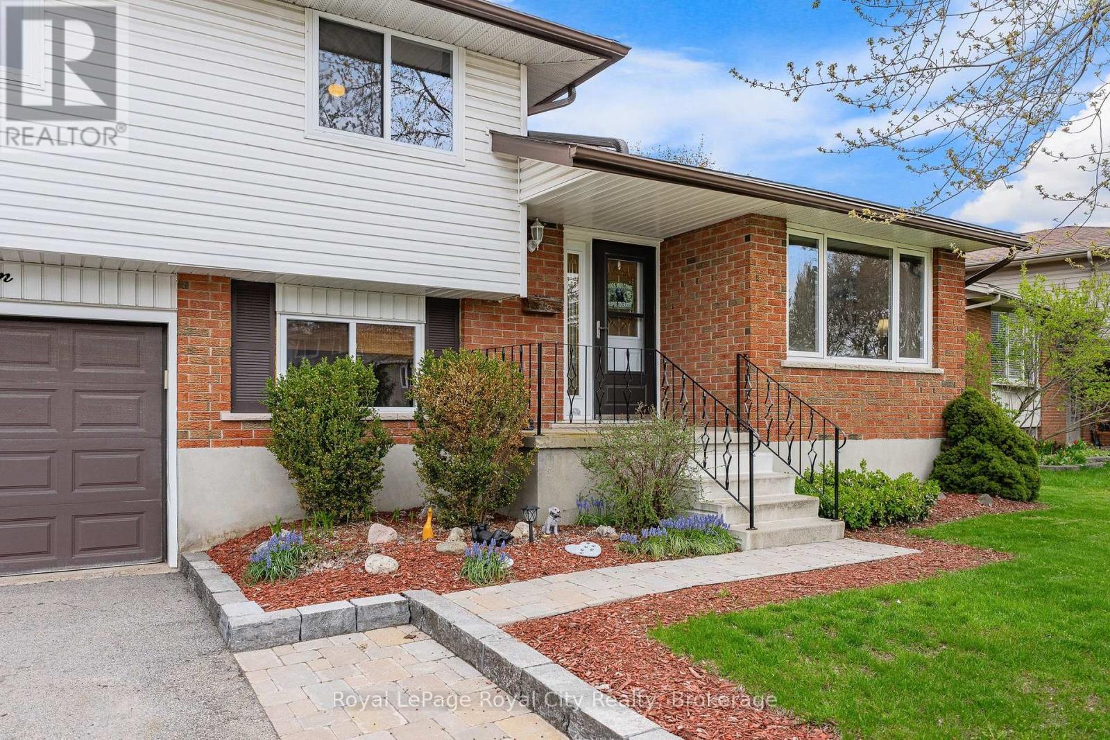












16 SANDERSON DRIVE

,
Guelph (Willow West/Sugarbush/West Acres),




Ontario
N1H6T8

