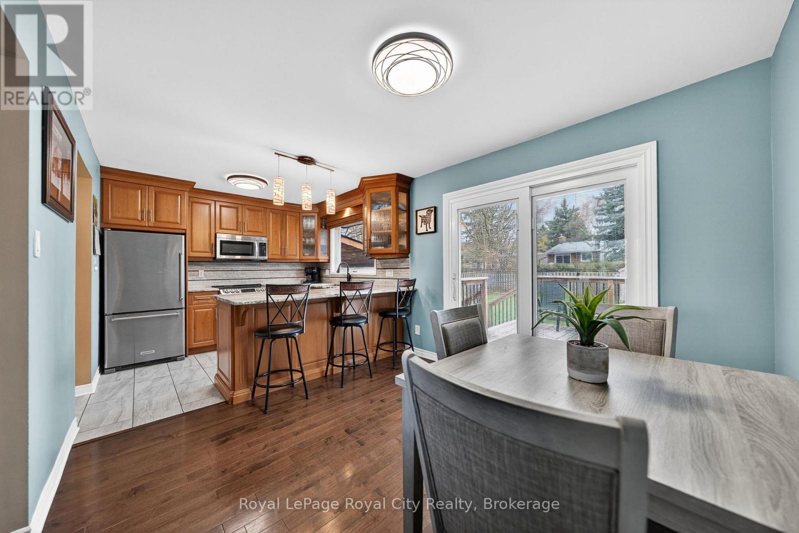 












16 SANDERSON DRIVE

,
Guelph (Willow West/Sugarbush/West Acres),




Ontario
N1H6T8

