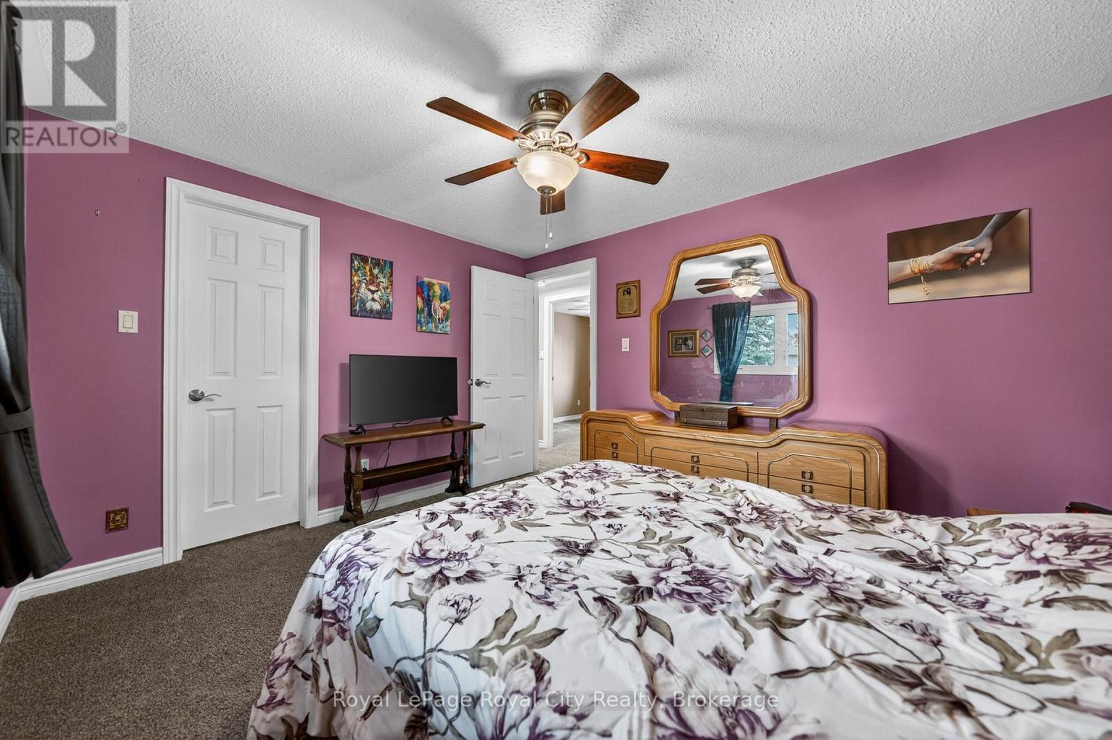 












16 SANDERSON DRIVE

,
Guelph (Willow West/Sugarbush/West Acres),




Ontario
N1H6T8

