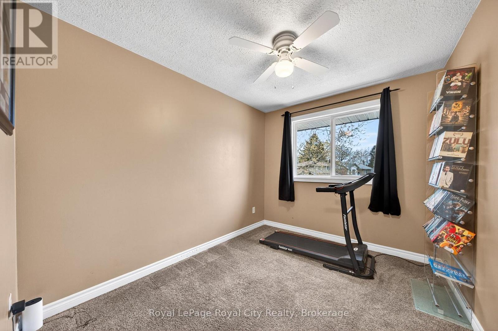 












16 SANDERSON DRIVE

,
Guelph (Willow West/Sugarbush/West Acres),




Ontario
N1H6T8

