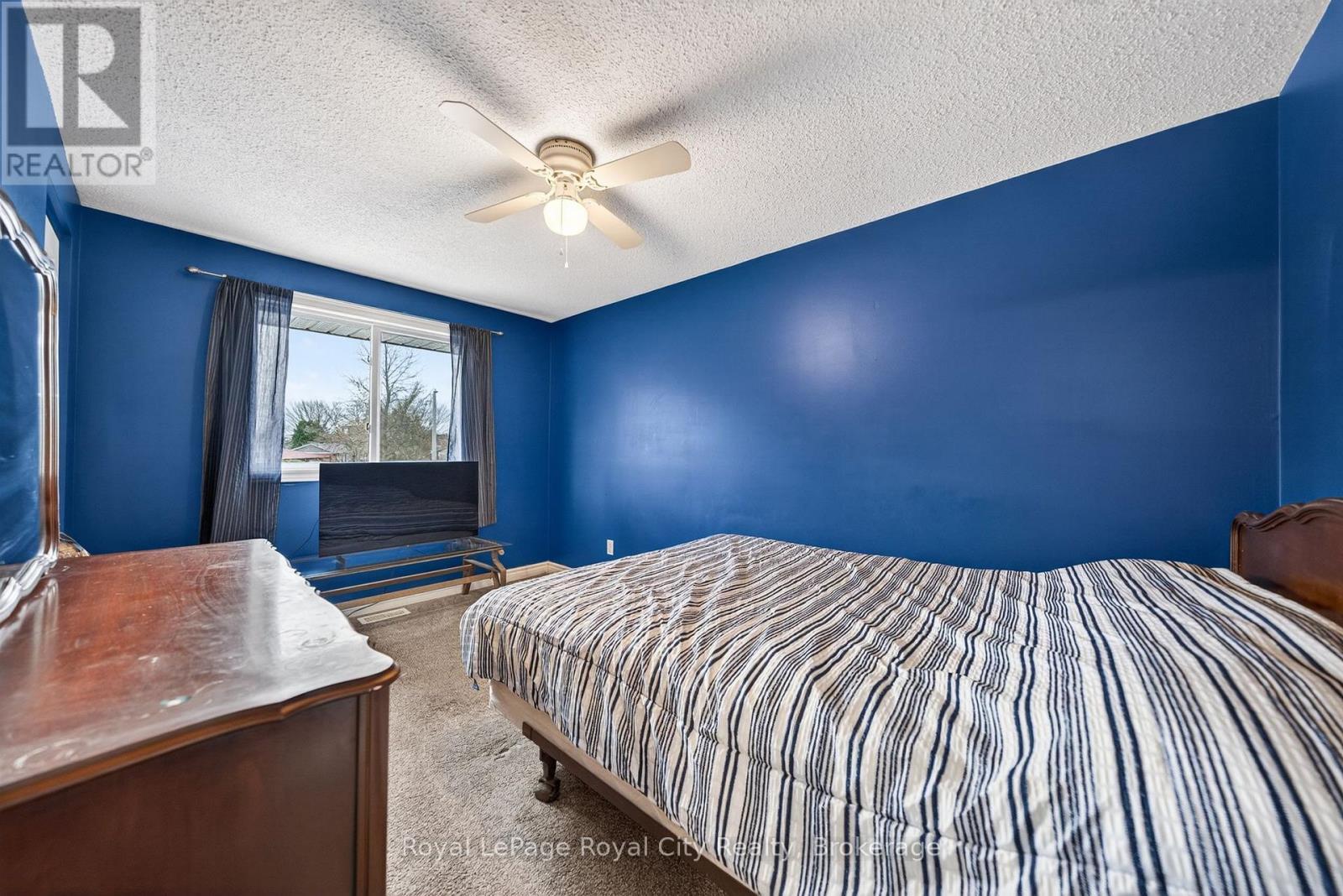 












16 SANDERSON DRIVE

,
Guelph (Willow West/Sugarbush/West Acres),




Ontario
N1H6T8

