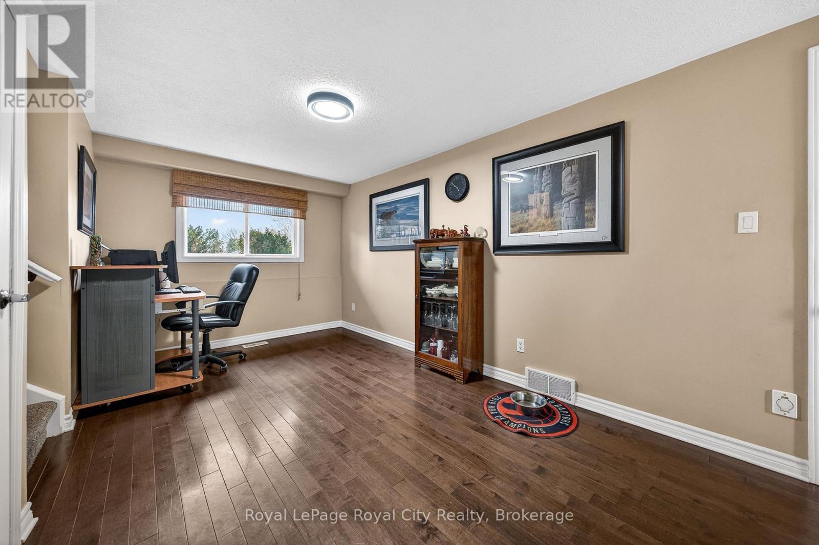 












16 SANDERSON DRIVE

,
Guelph (Willow West/Sugarbush/West Acres),




Ontario
N1H6T8

