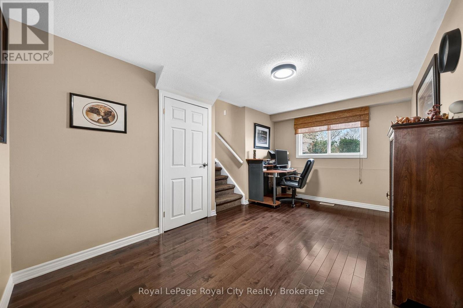 












16 SANDERSON DRIVE

,
Guelph (Willow West/Sugarbush/West Acres),




Ontario
N1H6T8


