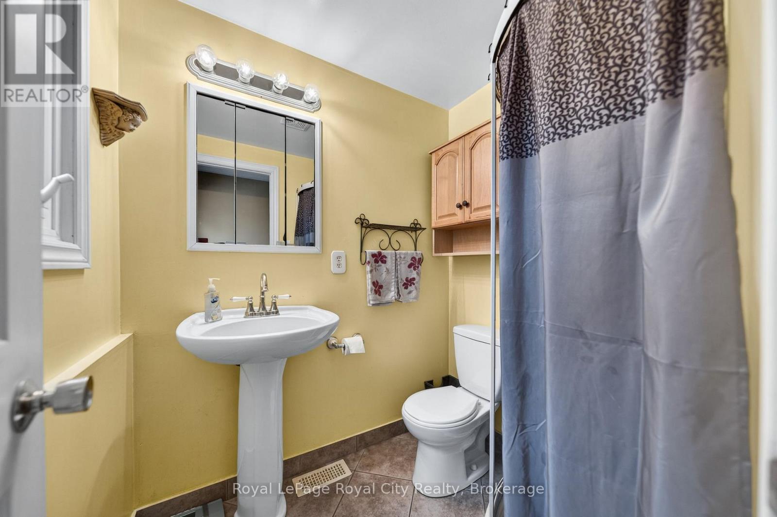 












16 SANDERSON DRIVE

,
Guelph (Willow West/Sugarbush/West Acres),




Ontario
N1H6T8

