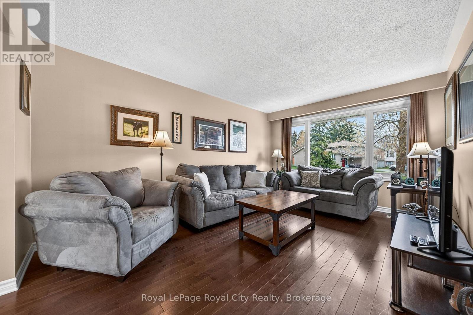 












16 SANDERSON DRIVE

,
Guelph (Willow West/Sugarbush/West Acres),




Ontario
N1H6T8

