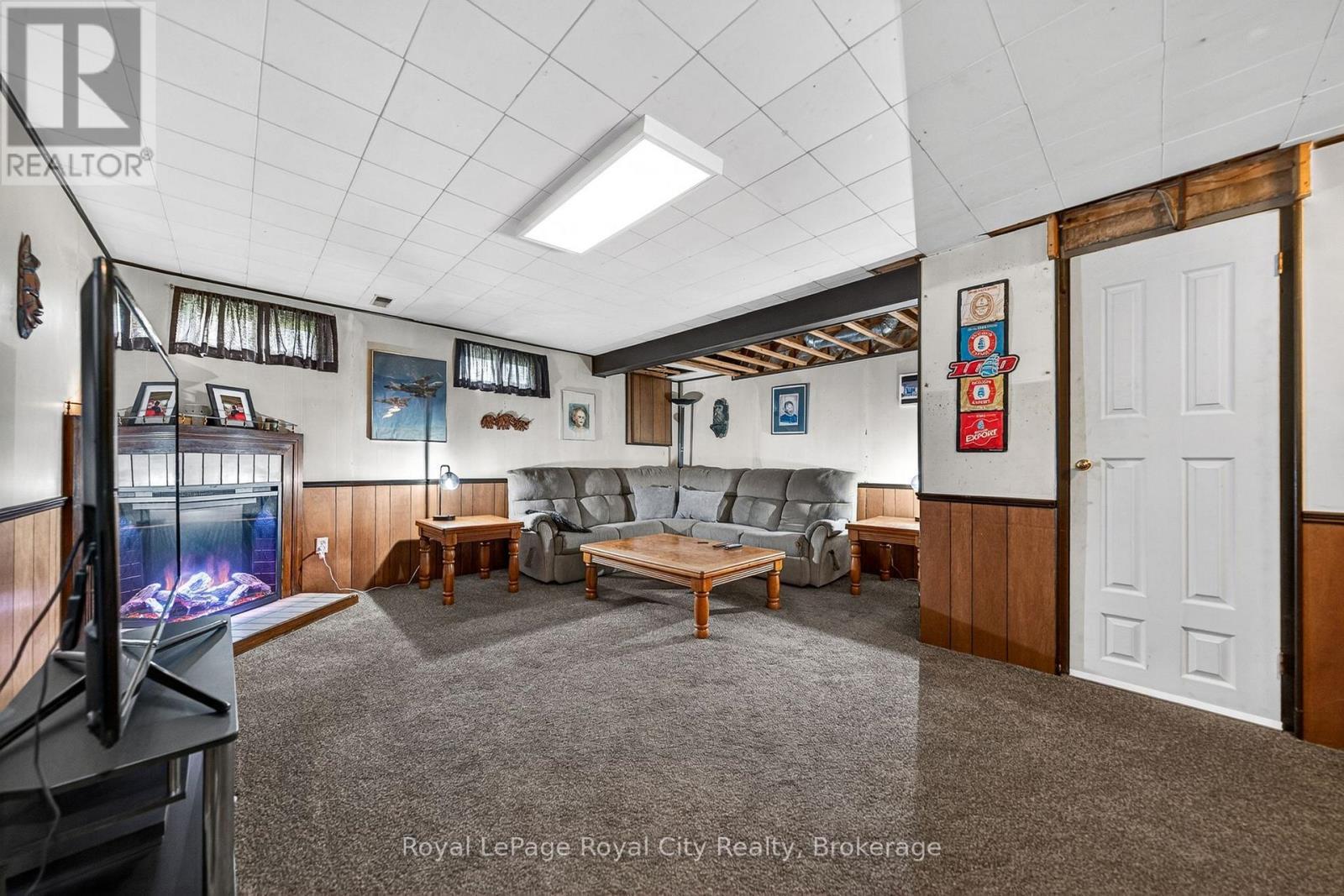 












16 SANDERSON DRIVE

,
Guelph (Willow West/Sugarbush/West Acres),




Ontario
N1H6T8

