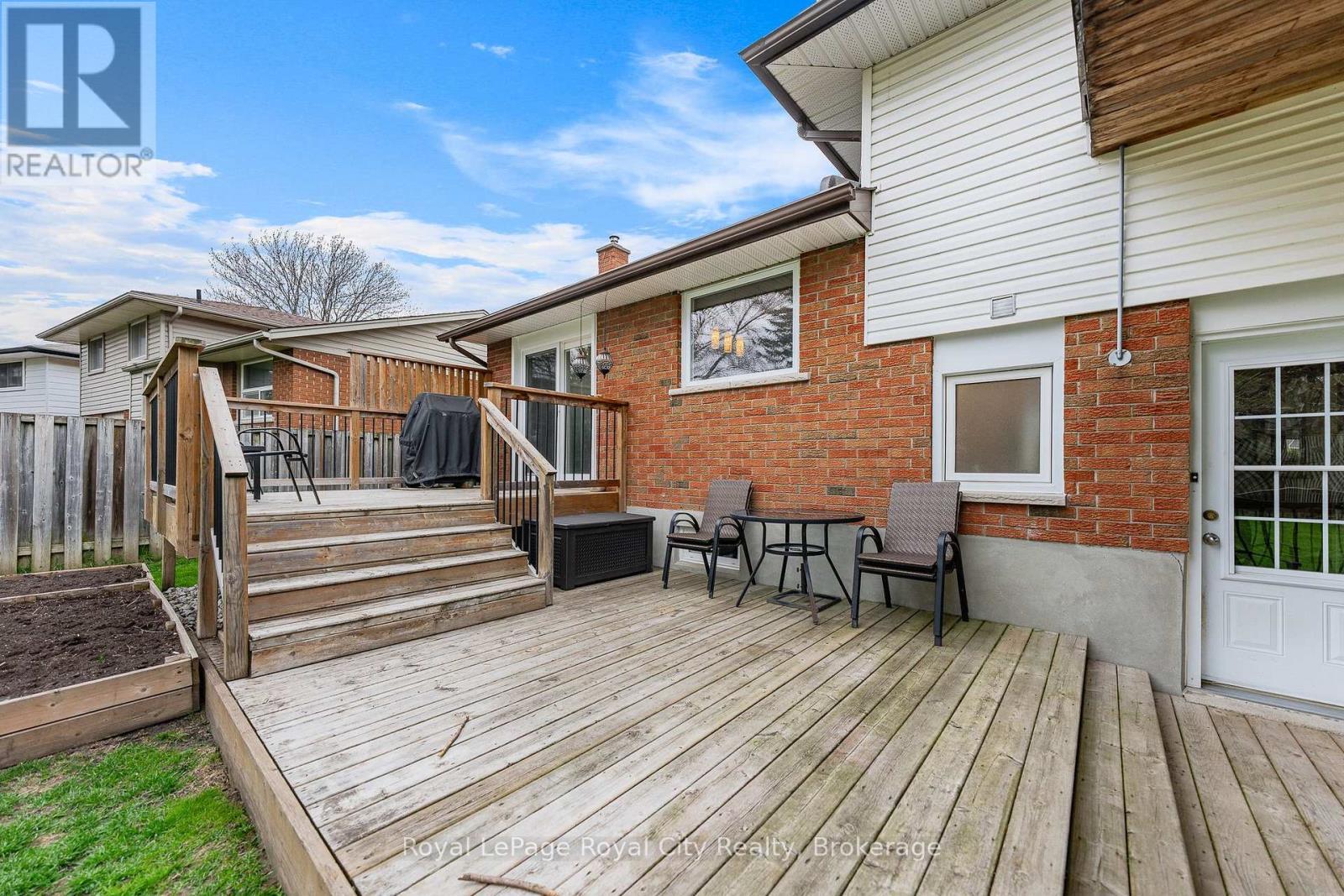 












16 SANDERSON DRIVE

,
Guelph (Willow West/Sugarbush/West Acres),




Ontario
N1H6T8

