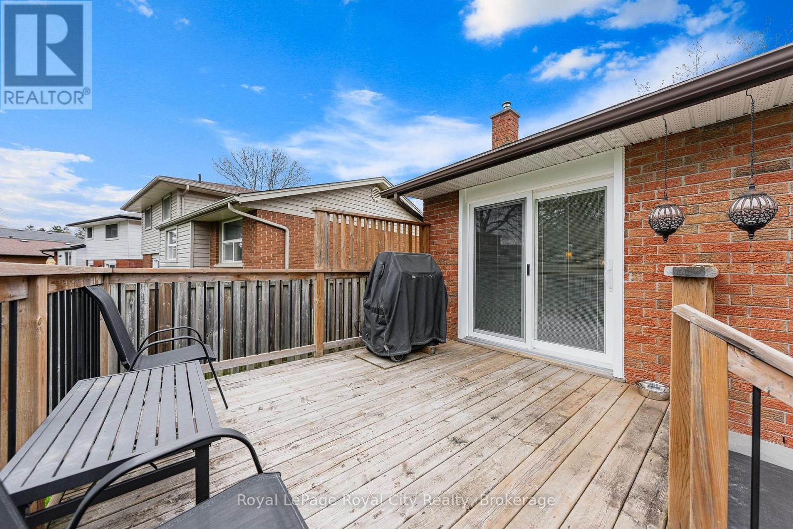 












16 SANDERSON DRIVE

,
Guelph (Willow West/Sugarbush/West Acres),




Ontario
N1H6T8

