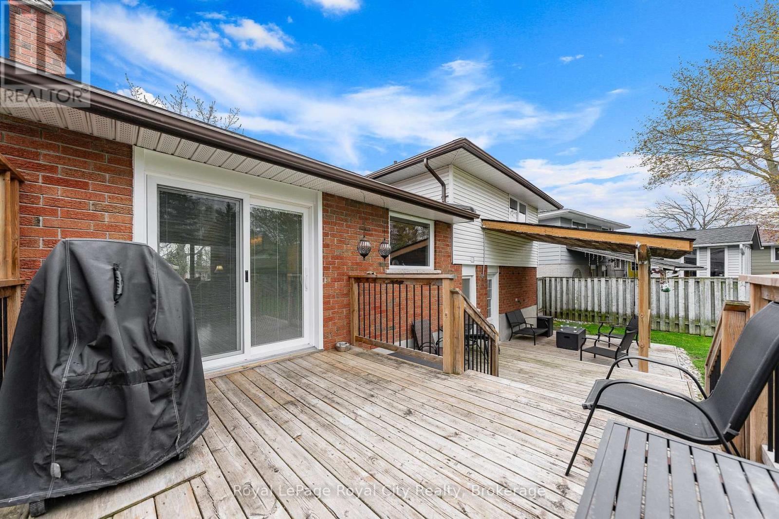 












16 SANDERSON DRIVE

,
Guelph (Willow West/Sugarbush/West Acres),




Ontario
N1H6T8

