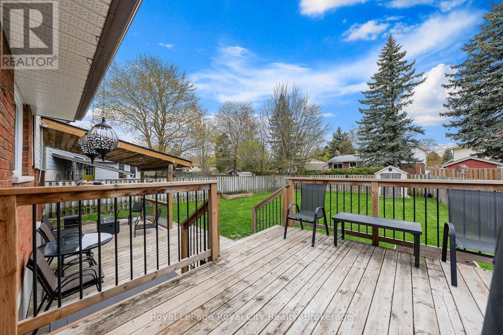 












16 SANDERSON DRIVE

,
Guelph (Willow West/Sugarbush/West Acres),




Ontario
N1H6T8


