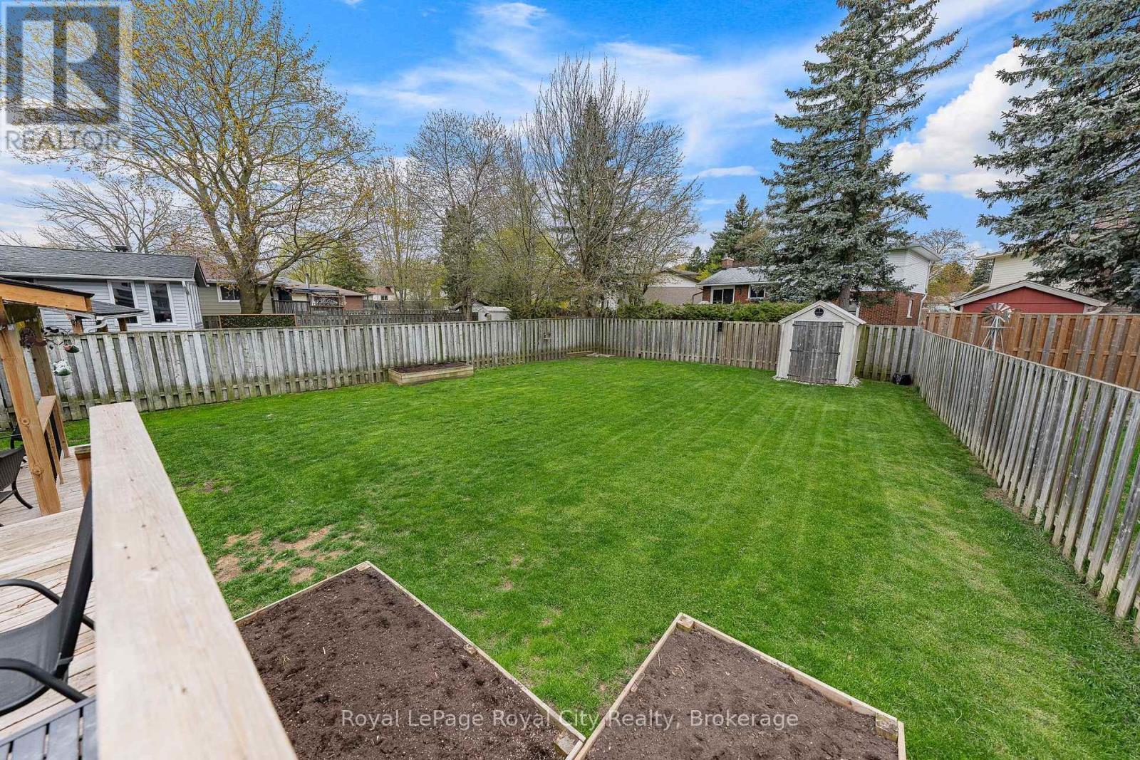 












16 SANDERSON DRIVE

,
Guelph (Willow West/Sugarbush/West Acres),




Ontario
N1H6T8

