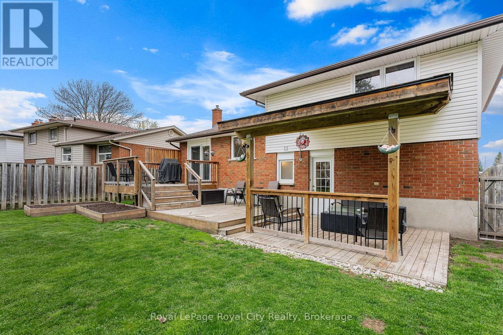












16 SANDERSON DRIVE

,
Guelph (Willow West/Sugarbush/West Acres),




Ontario
N1H6T8

