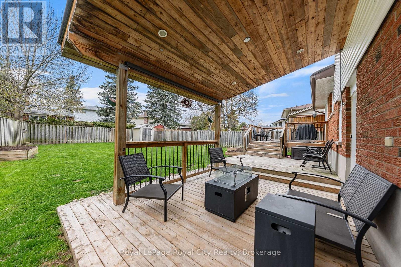 












16 SANDERSON DRIVE

,
Guelph (Willow West/Sugarbush/West Acres),




Ontario
N1H6T8

