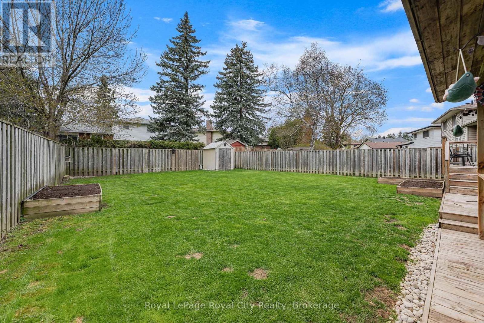 












16 SANDERSON DRIVE

,
Guelph (Willow West/Sugarbush/West Acres),




Ontario
N1H6T8

