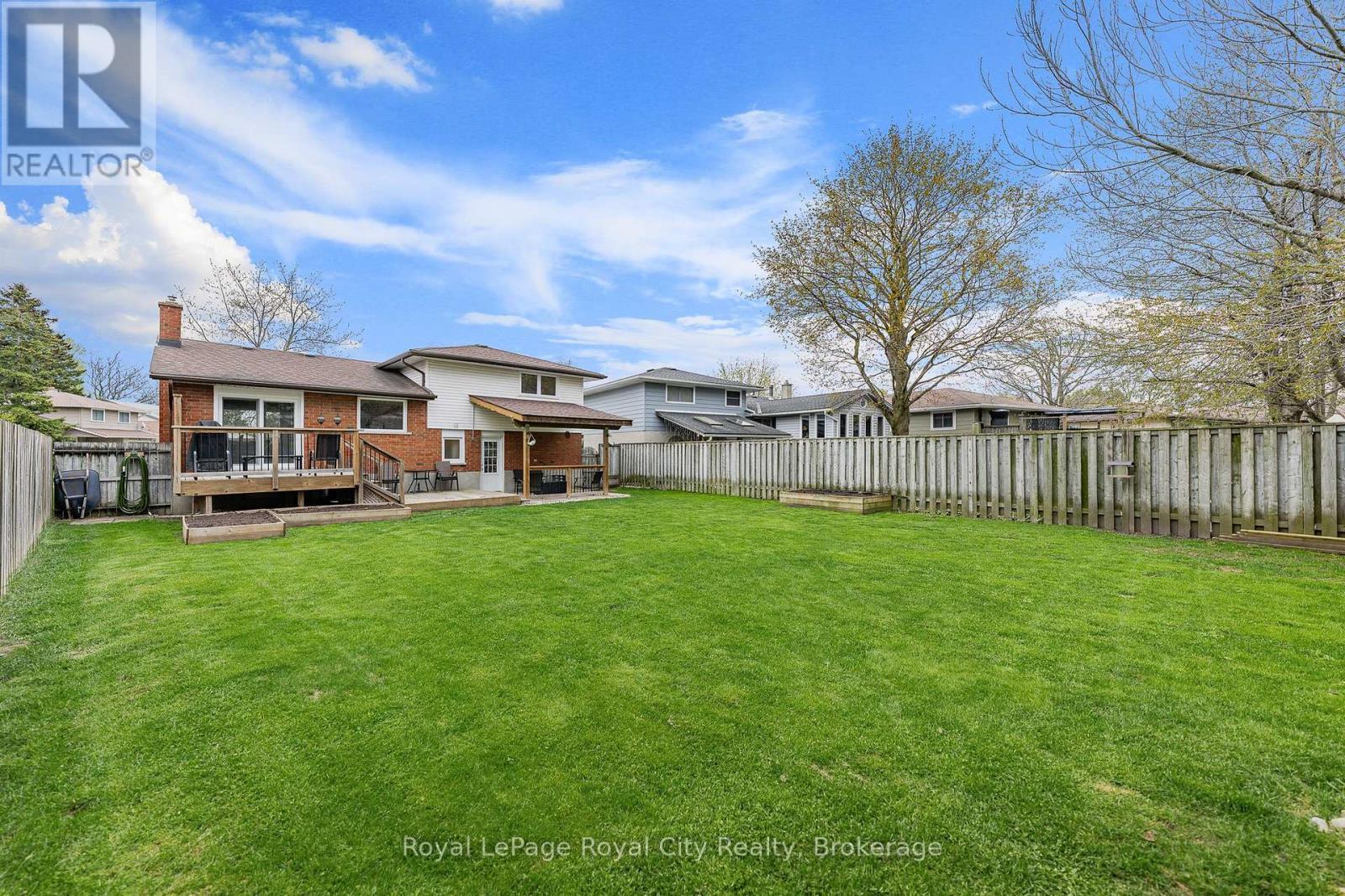 












16 SANDERSON DRIVE

,
Guelph (Willow West/Sugarbush/West Acres),




Ontario
N1H6T8


