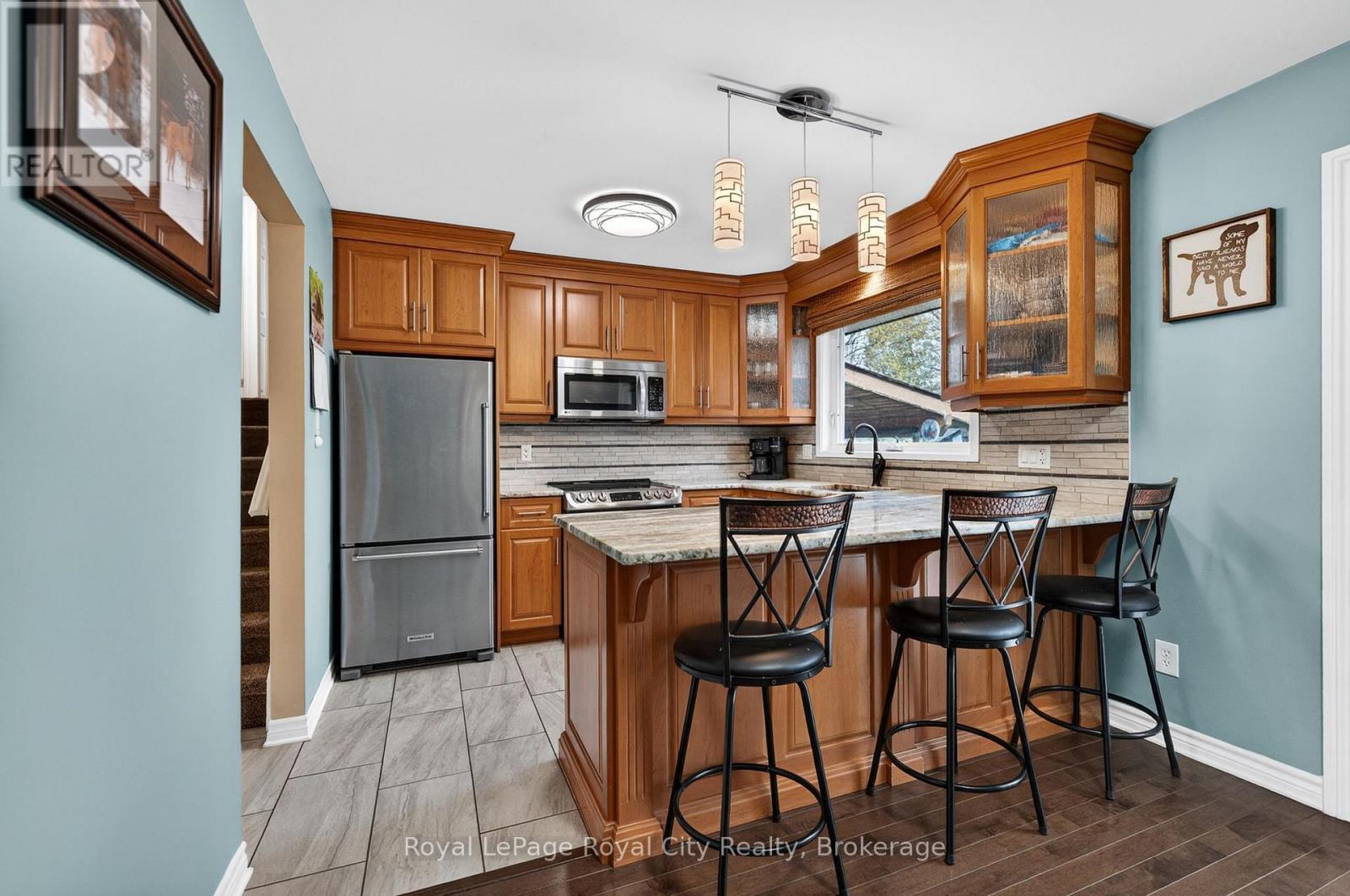 












16 SANDERSON DRIVE

,
Guelph (Willow West/Sugarbush/West Acres),




Ontario
N1H6T8

