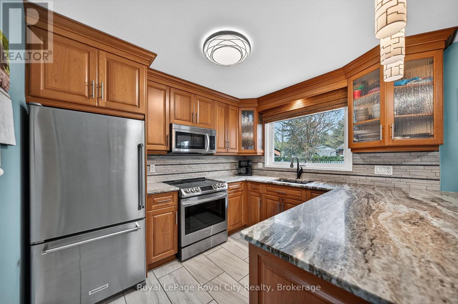 












16 SANDERSON DRIVE

,
Guelph (Willow West/Sugarbush/West Acres),




Ontario
N1H6T8

